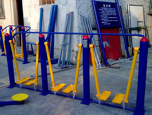 室外健身器材：三聯漫步機